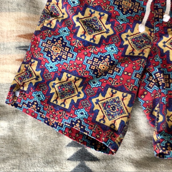 Geometric patterned drawstring shorts - Picture 8 of 13